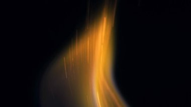 Şenlik ateşi kıvılcımlarının Macro fotoğrafı. Alevler patlar, patlamalar. Patlama mikro parlaklığı. Mini Havai fişekler. Kırmızı kamerada çekim hala siyah arkaplanda. Güzel sızıntılar kıvılcım posteri, afiş, duvar kağıdı, arkaplan, doku.