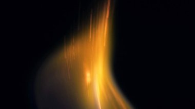 Şenlik ateşi kıvılcımlarının Macro fotoğrafı. Alevler patlar, patlamalar. Patlama mikro parlaklığı. Mini Havai fişekler. Kırmızı kamerada çekim hala siyah arkaplanda. Güzel sızıntılar kıvılcım posteri, afiş, duvar kağıdı, arkaplan, doku.