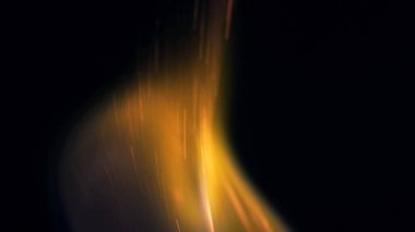 Şenlik ateşi kıvılcımlarının Macro fotoğrafı. Alevler patlar, patlamalar. Patlama mikro parlaklığı. Mini Havai fişekler. Kırmızı kamerada çekim hala siyah arkaplanda. Güzel sızıntılar kıvılcım posteri, afiş, duvar kağıdı, arkaplan, doku.