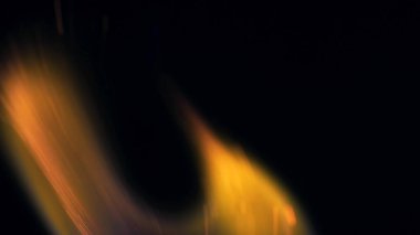 Şenlik ateşi kıvılcımlarının Macro fotoğrafı. Alevler patlar, patlamalar. Patlama mikro parlaklığı. Mini Havai fişekler. Kırmızı kamerada çekim hala siyah arkaplanda. Güzel sızıntılar kıvılcım posteri, afiş, duvar kağıdı, arkaplan, doku.