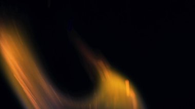 Şenlik ateşi kıvılcımlarının Macro fotoğrafı. Alevler patlar, patlamalar. Patlama mikro parlaklığı. Mini Havai fişekler. Kırmızı kamerada çekim hala siyah arkaplanda. Güzel sızıntılar kıvılcım posteri, afiş, duvar kağıdı, arkaplan, doku.