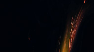 Şenlik ateşi kıvılcımlarının Macro fotoğrafı. Alevler patlar, patlamalar. Patlama mikro parlaklığı. Mini Havai fişekler. Kırmızı kamerada çekim hala siyah arkaplanda. Güzel sızıntılar kıvılcım posteri, afiş, duvar kağıdı, arkaplan, doku.