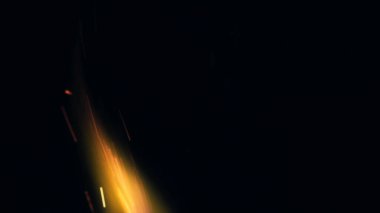 Şenlik ateşi kıvılcımlarının Macro fotoğrafı. Alevler patlar, patlamalar. Patlama mikro parlaklığı. Mini Havai fişekler. Kırmızı kamerada çekim hala siyah arkaplanda. Güzel sızıntılar kıvılcım posteri, afiş, duvar kağıdı, arkaplan, doku.