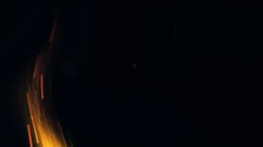 Şenlik ateşi kıvılcımlarının Macro fotoğrafı. Alevler patlar, patlamalar. Patlama mikro parlaklığı. Mini Havai fişekler. Kırmızı kamerada çekim hala siyah arkaplanda. Güzel sızıntılar kıvılcım posteri, afiş, duvar kağıdı, arkaplan, doku.