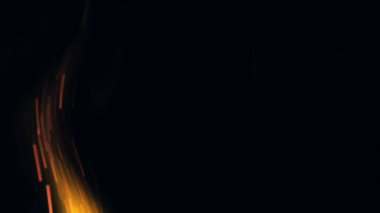 Şenlik ateşi kıvılcımlarının Macro fotoğrafı. Alevler patlar, patlamalar. Patlama mikro parlaklığı. Mini Havai fişekler. Kırmızı kamerada çekim hala siyah arkaplanda. Güzel sızıntılar kıvılcım posteri, afiş, duvar kağıdı, arkaplan, doku.