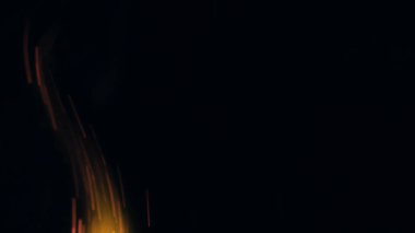 Şenlik ateşi kıvılcımlarının Macro fotoğrafı. Alevler patlar, patlamalar. Patlama mikro parlaklığı. Mini Havai fişekler. Kırmızı kamerada çekim hala siyah arkaplanda. Güzel sızıntılar kıvılcım posteri, afiş, duvar kağıdı, arkaplan, doku.