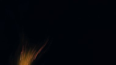 Şenlik ateşi kıvılcımlarının Macro fotoğrafı. Alevler patlar, patlamalar. Patlama mikro parlaklığı. Mini Havai fişekler. Kırmızı kamerada çekim hala siyah arkaplanda. Güzel sızıntılar kıvılcım posteri, afiş, duvar kağıdı, arkaplan, doku.