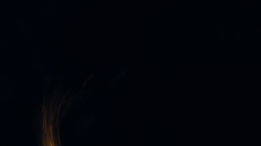 Şenlik ateşi kıvılcımlarının Macro fotoğrafı. Alevler patlar, patlamalar. Patlama mikro parlaklığı. Mini Havai fişekler. Kırmızı kamerada çekim hala siyah arkaplanda. Güzel sızıntılar kıvılcım posteri, afiş, duvar kağıdı, arkaplan, doku.