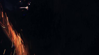 Şenlik ateşi kıvılcımlarının Macro fotoğrafı. Alevler patlar, patlamalar. Patlama mikro parlaklığı. Mini Havai fişekler. Kırmızı kamerada çekim hala siyah arkaplanda. Güzel sızıntılar kıvılcım posteri, afiş, duvar kağıdı, arkaplan, doku.