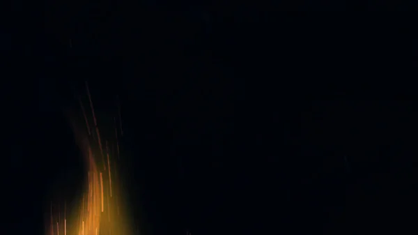 篝火火花的宏观照片 火焰熊熊燃烧 爆炸的微小火花 迷你烟花 在红色相机上拍摄仍然在黑色背景 美丽的泄漏覆盖着星星之火海报 — 图库照片