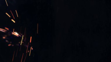 Şenlik ateşi kıvılcımlarının Macro fotoğrafı. Alevler patlar, patlamalar. Patlama mikro parlaklığı. Mini Havai fişekler. Kırmızı kamerada çekim hala siyah arkaplanda. Güzel sızıntılar kıvılcım posteri, afiş, duvar kağıdı, arkaplan, doku.