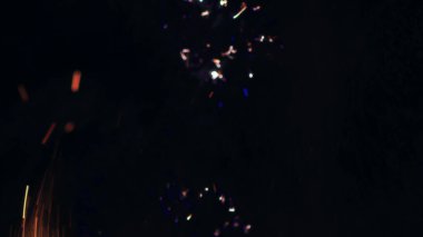 Şenlik ateşi kıvılcımlarının Macro fotoğrafı. Alevler patlar, patlamalar. Patlama mikro parlaklığı. Mini Havai fişekler. Kırmızı kamerada çekim hala siyah arkaplanda. Güzel sızıntılar kıvılcım posteri, afiş, duvar kağıdı, arkaplan, doku.