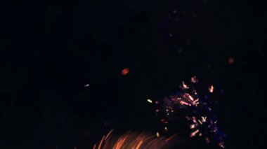 Şenlik ateşi kıvılcımlarının Macro fotoğrafı. Alevler patlar, patlamalar. Patlama mikro parlaklığı. Mini Havai fişekler. Kırmızı kamerada çekim hala siyah arkaplanda. Güzel sızıntılar kıvılcım posteri, afiş, duvar kağıdı, arkaplan, doku.
