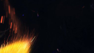 Şenlik ateşi kıvılcımlarının Macro fotoğrafı. Alevler patlar, patlamalar. Patlama mikro parlaklığı. Mini Havai fişekler. Kırmızı kamerada çekim hala siyah arkaplanda. Güzel sızıntılar kıvılcım posteri, afiş, duvar kağıdı, arkaplan, doku.