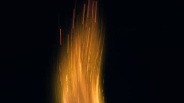 Şenlik ateşi kıvılcımlarının Macro fotoğrafı. Alevler patlar, patlamalar. Patlama mikro parlaklığı. Mini Havai fişekler. Kırmızı kamerada çekim hala siyah arkaplanda. Güzel sızıntılar kıvılcım posteri, afiş, duvar kağıdı, arkaplan, doku.