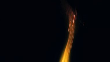 Şenlik ateşi kıvılcımlarının Macro fotoğrafı. Alevler patlar, patlamalar. Patlama mikro parlaklığı. Mini Havai fişekler. Kırmızı kamerada çekim hala siyah arkaplanda. Güzel sızıntılar kıvılcım posteri, afiş, duvar kağıdı, arkaplan, doku.