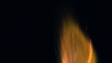 Şenlik ateşi kıvılcımlarının Macro fotoğrafı. Alevler patlar, patlamalar. Patlama mikro parlaklığı. Mini Havai fişekler. Kırmızı kamerada çekim hala siyah arkaplanda. Güzel sızıntılar kıvılcım posteri, afiş, duvar kağıdı, arkaplan, doku.