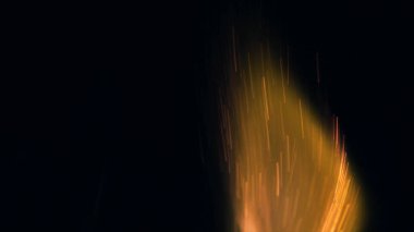 Şenlik ateşi kıvılcımlarının Macro fotoğrafı. Alevler patlar, patlamalar. Patlama mikro parlaklığı. Mini Havai fişekler. Kırmızı kamerada çekim hala siyah arkaplanda. Güzel sızıntılar kıvılcım posteri, afiş, duvar kağıdı, arkaplan, doku.