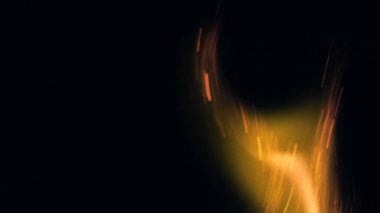 Şenlik ateşi kıvılcımlarının Macro fotoğrafı. Alevler patlar, patlamalar. Patlama mikro parlaklığı. Mini Havai fişekler. Kırmızı kamerada çekim hala siyah arkaplanda. Güzel sızıntılar kıvılcım posteri, afiş, duvar kağıdı, arkaplan, doku.