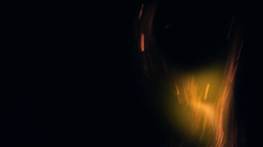 Şenlik ateşi kıvılcımlarının Macro fotoğrafı. Alevler patlar, patlamalar. Patlama mikro parlaklığı. Mini Havai fişekler. Kırmızı kamerada çekim hala siyah arkaplanda. Güzel sızıntılar kıvılcım posteri, afiş, duvar kağıdı, arkaplan, doku.