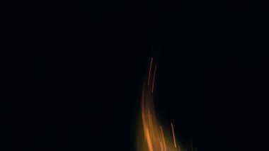 Şenlik ateşi kıvılcımlarının Macro fotoğrafı. Alevler patlar, patlamalar. Patlama mikro parlaklığı. Mini Havai fişekler. Kırmızı kamerada çekim hala siyah arkaplanda. Güzel sızıntılar kıvılcım posteri, afiş, duvar kağıdı, arkaplan, doku.