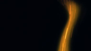 Şenlik ateşi kıvılcımlarının Macro fotoğrafı. Alevler patlar, patlamalar. Patlama mikro parlaklığı. Mini Havai fişekler. Kırmızı kamerada çekim hala siyah arkaplanda. Güzel sızıntılar kıvılcım posteri, afiş, duvar kağıdı, arkaplan, doku.