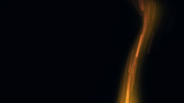 Şenlik ateşi kıvılcımlarının Macro fotoğrafı. Alevler patlar, patlamalar. Patlama mikro parlaklığı. Mini Havai fişekler. Kırmızı kamerada çekim hala siyah arkaplanda. Güzel sızıntılar kıvılcım posteri, afiş, duvar kağıdı, arkaplan, doku.