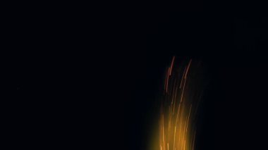 Şenlik ateşi kıvılcımlarının Macro fotoğrafı. Alevler patlar, patlamalar. Patlama mikro parlaklığı. Mini Havai fişekler. Kırmızı kamerada çekim hala siyah arkaplanda. Güzel sızıntılar kıvılcım posteri, afiş, duvar kağıdı, arkaplan, doku.
