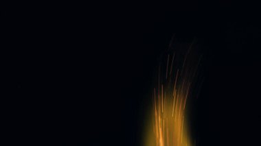 Şenlik ateşi kıvılcımlarının Macro fotoğrafı. Alevler patlar, patlamalar. Patlama mikro parlaklığı. Mini Havai fişekler. Kırmızı kamerada çekim hala siyah arkaplanda. Güzel sızıntılar kıvılcım posteri, afiş, duvar kağıdı, arkaplan, doku.