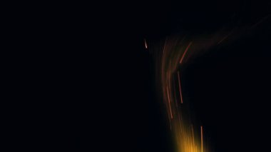 Şenlik ateşi kıvılcımlarının Macro fotoğrafı. Alevler patlar, patlamalar. Patlama mikro parlaklığı. Mini Havai fişekler. Kırmızı kamerada çekim hala siyah arkaplanda. Güzel sızıntılar kıvılcım posteri, afiş, duvar kağıdı, arkaplan, doku.