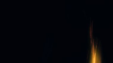 Şenlik ateşi kıvılcımlarının Macro fotoğrafı. Alevler patlar, patlamalar. Patlama mikro parlaklığı. Mini Havai fişekler. Kırmızı kamerada çekim hala siyah arkaplanda. Güzel sızıntılar kıvılcım posteri, afiş, duvar kağıdı, arkaplan, doku.