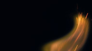 Şenlik ateşi kıvılcımlarının Macro fotoğrafı. Alevler patlar, patlamalar. Patlama mikro parlaklığı. Mini Havai fişekler. Kırmızı kamerada çekim hala siyah arkaplanda. Güzel sızıntılar kıvılcım posteri, afiş, duvar kağıdı, arkaplan, doku.