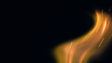 Şenlik ateşi kıvılcımlarının Macro fotoğrafı. Alevler patlar, patlamalar. Patlama mikro parlaklığı. Mini Havai fişekler. Kırmızı kamerada çekim hala siyah arkaplanda. Güzel sızıntılar kıvılcım posteri, afiş, duvar kağıdı, arkaplan, doku.