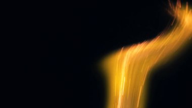 Şenlik ateşi kıvılcımlarının Macro fotoğrafı. Alevler patlar, patlamalar. Patlama mikro parlaklığı. Mini Havai fişekler. Kırmızı kamerada çekim hala siyah arkaplanda. Güzel sızıntılar kıvılcım posteri, afiş, duvar kağıdı, arkaplan, doku.