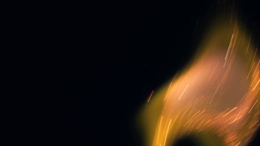 Şenlik ateşi kıvılcımlarının Macro fotoğrafı. Alevler patlar, patlamalar. Patlama mikro parlaklığı. Mini Havai fişekler. Kırmızı kamerada çekim hala siyah arkaplanda. Güzel sızıntılar kıvılcım posteri, afiş, duvar kağıdı, arkaplan, doku.