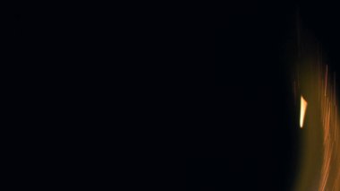 Şenlik ateşi kıvılcımlarının Macro fotoğrafı. Alevler patlar, patlamalar. Patlama mikro parlaklığı. Mini Havai fişekler. Kırmızı kamerada çekim hala siyah arkaplanda. Güzel sızıntılar kıvılcım posteri, afiş, duvar kağıdı, arkaplan, doku.