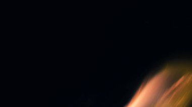 Şenlik ateşi kıvılcımlarının Macro fotoğrafı. Alevler patlar, patlamalar. Patlama mikro parlaklığı. Mini Havai fişekler. Kırmızı kamerada çekim hala siyah arkaplanda. Güzel sızıntılar kıvılcım posteri, afiş, duvar kağıdı, arkaplan, doku.