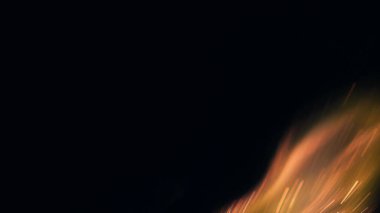 Şenlik ateşi kıvılcımlarının Macro fotoğrafı. Alevler patlar, patlamalar. Patlama mikro parlaklığı. Mini Havai fişekler. Kırmızı kamerada çekim hala siyah arkaplanda. Güzel sızıntılar kıvılcım posteri, afiş, duvar kağıdı, arkaplan, doku.