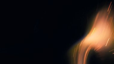 Şenlik ateşi kıvılcımlarının Macro fotoğrafı. Alevler patlar, patlamalar. Patlama mikro parlaklığı. Mini Havai fişekler. Kırmızı kamerada çekim hala siyah arkaplanda. Güzel sızıntılar kıvılcım saçar.