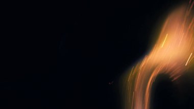 Şenlik ateşi kıvılcımlarının Macro fotoğrafı. Alevler patlar, patlamalar. Patlama mikro parlaklığı. Mini Havai fişekler. Kırmızı kamerada çekim hala siyah arkaplanda. Güzel sızıntılar kıvılcım saçar.