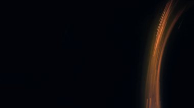 Şenlik ateşi kıvılcımlarının Macro fotoğrafı. Alevler patlar, patlamalar. Patlama mikro parlaklığı. Mini Havai fişekler. Kırmızı kamerada çekim hala siyah arkaplanda. Güzel sızıntılar kıvılcım saçar.