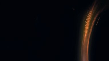 Şenlik ateşi kıvılcımlarının Macro fotoğrafı. Alevler patlar, patlamalar. Patlama mikro parlaklığı. Mini Havai fişekler. Kırmızı kamerada çekim hala siyah arkaplanda. Güzel sızıntılar kıvılcım saçar.