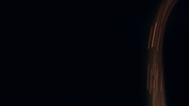 Şenlik ateşi kıvılcımlarının Macro fotoğrafı. Alevler patlar, patlamalar. Patlama mikro parlaklığı. Mini Havai fişekler. Kırmızı kamerada çekim hala siyah arkaplanda. Güzel sızıntılar kıvılcım saçar.