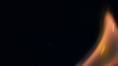 Şenlik ateşi kıvılcımlarının Macro fotoğrafı. Alevler patlar, patlamalar. Patlama mikro parlaklığı. Mini Havai fişekler. Kırmızı kamerada çekim hala siyah arkaplanda. Güzel sızıntılar kıvılcım saçar.