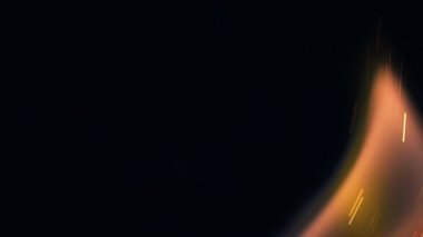 Şenlik ateşi kıvılcımlarının Macro fotoğrafı. Alevler patlar, patlamalar. Patlama mikro parlaklığı. Mini Havai fişekler. Kırmızı kamerada çekim hala siyah arkaplanda. Güzel sızıntılar kıvılcım saçar.