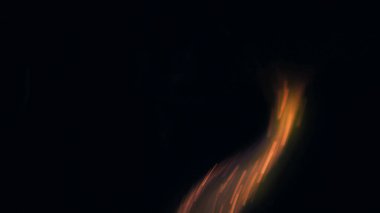 Şenlik ateşi kıvılcımlarının Macro fotoğrafı. Alevler patlar, patlamalar. Patlama mikro parlaklığı. Mini Havai fişekler. Kırmızı kamerada çekim hala siyah arkaplanda. Güzel sızıntılar kıvılcım saçar.