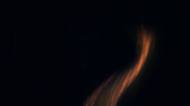 Şenlik ateşi kıvılcımlarının Macro fotoğrafı. Alevler patlar, patlamalar. Patlama mikro parlaklığı. Mini Havai fişekler. Kırmızı kamerada çekim hala siyah arkaplanda. Güzel sızıntılar kıvılcım saçar.