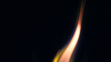 Şenlik ateşi kıvılcımlarının Macro fotoğrafı. Alevler patlar, patlamalar. Patlama mikro parlaklığı. Mini Havai fişekler. Kırmızı kamerada çekim hala siyah arkaplanda. Güzel sızıntılar kıvılcım saçar.