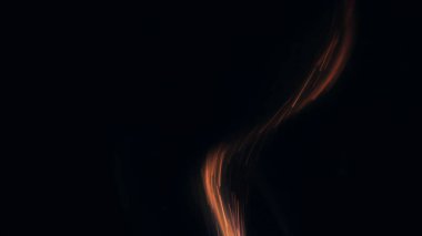 Şenlik ateşi kıvılcımlarının Macro fotoğrafı. Alevler patlar, patlamalar. Patlama mikro parlaklığı. Mini Havai fişekler. Kırmızı kamerada çekim hala siyah arkaplanda. Güzel sızıntılar kıvılcım saçar.