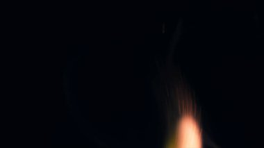 Şenlik ateşi kıvılcımlarının Macro fotoğrafı. Alevler patlar, patlamalar. Patlama mikro parlaklığı. Mini Havai fişekler. Kırmızı kamerada çekim hala siyah arkaplanda. Güzel sızıntılar kıvılcım saçar.